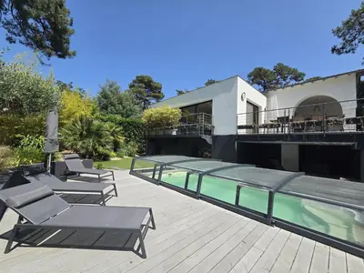 Piscine de l'établissement Villa d'Exception avec Hammam et Sauna à Saint-Brevin-l’Océan - FR-1-364-179 ou située à proximité