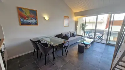 Coin salon dans l'établissement Appartement T2 avec Balcon, Parking Privée à 2min de la plage, Rue Piétonne