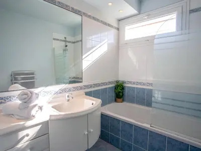 Salle de bains dans l'établissement Holiday Home La Bruyère by Interhome