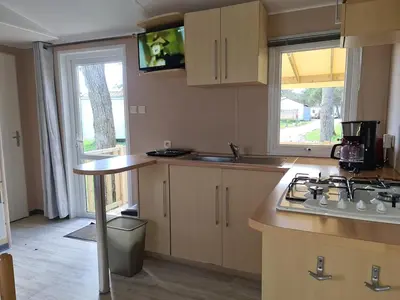 Cuisine ou kitchenette dans l'établissement Mobil home climatisé, Wi-Fi, 30 minutes du Puy duFou, proche de la piscine