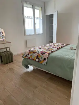 Un ou plusieurs lits dans un hébergement de l'établissement Appartement terrasse 4 à 6 adultes linge compris Les Epesses 3 min du parc PUY DU F0U