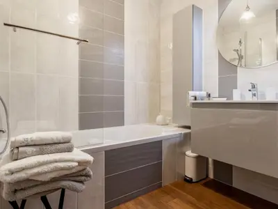 Salle de bains dans l'établissement Bel appartement en bord de mer avec terrasse et parking - FR-1-306-1298
