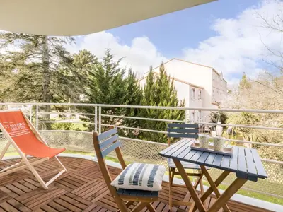 Balcon ou terrasse dans l'établissement Appartement rénové, lumineux proche plage avec parking - FR-1-306-1299