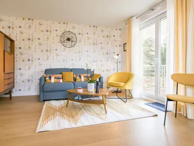 Coin salon dans l'établissement Appartement rénové, lumineux proche plage avec parking - FR-1-306-1299