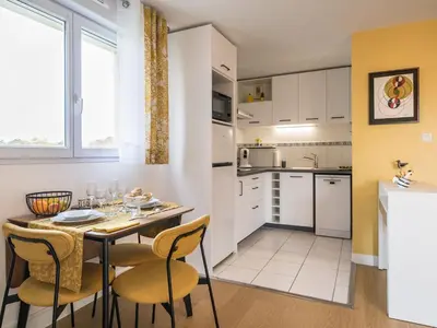 Cuisine ou kitchenette dans l'établissement Appartement rénové, lumineux proche plage avec parking - FR-1-306-1299
