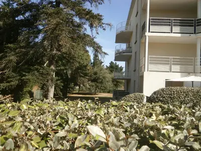 Jardin de l'établissement Appartement rénové, lumineux proche plage avec parking - FR-1-306-1299