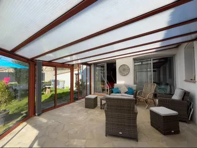 Coin salon dans l'établissement Maison avec véranda, jardin clos, 2 chambres - Proche centre et océan - FR-1-224C-338