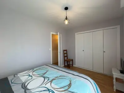 Un ou plusieurs lits dans un hébergement de l'établissement Maison avec véranda, jardin clos, 2 chambres - Proche centre et océan - FR-1-224C-338