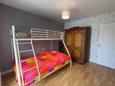 Un ou plusieurs lits dans un hébergement de l'établissement Maison avec véranda, jardin clos, 2 chambres - Proche centre et océan - FR-1-224C-338