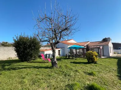 Jardin de l'établissement Maison avec véranda, jardin clos, 2 chambres - Proche centre et océan - FR-1-224C-338
