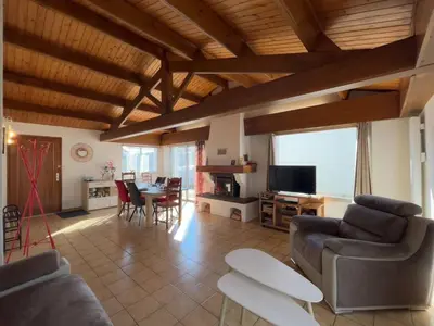 Télévision ou salle de divertissement dans l'établissement Maison avec véranda, jardin clos, 2 chambres - Proche centre et océan - FR-1-224C-338