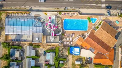 Piscine de l'établissement ZEcamping parc aquatique pet friendly club enfant ou située à proximité
