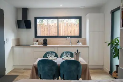 Cuisine ou kitchenette dans l'établissement Projecteur sur ma bulle - Studio Viens dans ma bulle avec JACUZZI privé