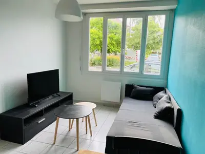 Télévision ou salle de divertissement dans l'établissement Appartements à Saint Nazaire, parking gratuit