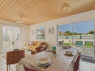 Coin salon dans l'établissement Jolie maison avec extérieur pour 6 proche mer