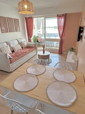 Coin salon dans l'établissement Le Cocon, 100m de la plage, place de parking privé