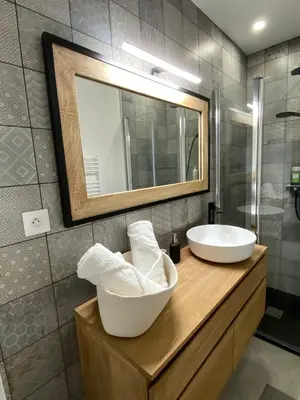 Salle de bains dans l'établissement id-home Tour de Bretagne