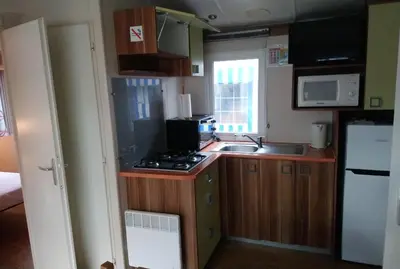 Cuisine ou kitchenette dans l'établissement Mobil home camping 4 étoile
