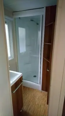 Salle de bains dans l'établissement Mobil home camping 4 étoile