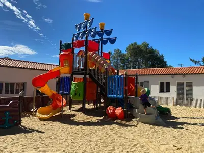 Aire de jeux pour enfants de l'établissement Mobil home camping 4 étoile