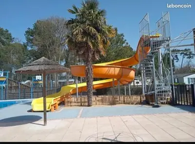 Aire de jeux pour enfants de l'établissement Mobil home camping 4 étoile