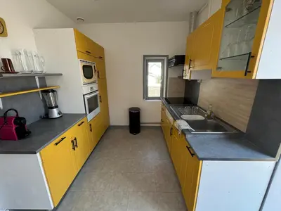 Cuisine ou kitchenette dans l'établissement MYRTILLE - Maison 6 personnes avec jardin à 100m de la plage