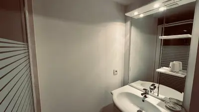 Salle de bains dans l'établissement T2 de la Garenne, calme et forêt