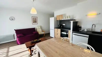 Cuisine ou kitchenette dans l'établissement T2 de la Garenne, calme et forêt