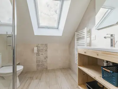 Salle de bains dans l'établissement Gîte au calme avec terrasse, proche Nantes - FR-1-306-1301
