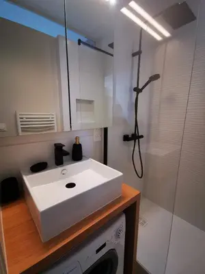 Salle de bains dans l'établissement Magnifique studio avec vue sur les toits du Théatre Graslin et la place
