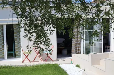 Jardin de l'établissement Suite Jacuzzi privatif Li Li et Rose