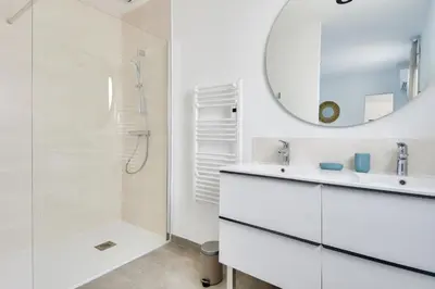 Salle de bains dans l'établissement Jolie maison pour 8 - 400m de la plage - terrasse