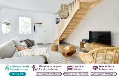 Télévision ou salle de divertissement dans l'établissement Jolie maison pour 8 - 400m de la plage - terrasse