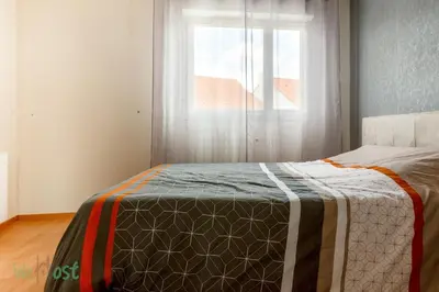 Un ou plusieurs lits dans un hébergement de l'établissement FRANCIS LE CARVAL - REZE - balcon - parking