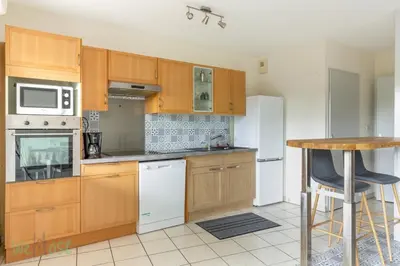 Cuisine ou kitchenette dans l'établissement FRANCIS LE CARVAL - REZE - balcon - parking