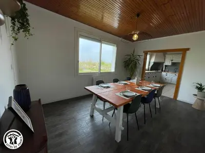 Télévision ou salle de divertissement dans l'établissement Gîte rustique dans le Marais breton vendéen, proche plages - FR-1-426-575