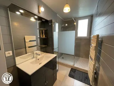 Salle de bains dans l'établissement Gîte rustique dans le Marais breton vendéen, proche plages - FR-1-426-575