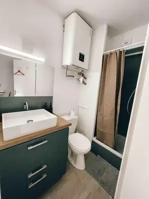 Salle de bains dans l'établissement Studio cosy Ile de Nantes proche tram ligne 2 et 3