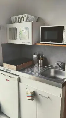 Cuisine ou kitchenette dans l'établissement Chambre - Studette Indépendante Zola