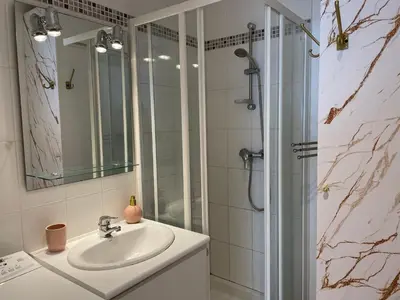 Salle de bains dans l'établissement Logis Cosy plage à pied