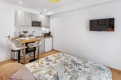 Cuisine ou kitchenette dans l'établissement Centre-ville - Fibre - Netflix - Studio la Loire