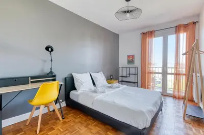 Un ou plusieurs lits dans un hébergement de l'établissement Super 8 - 8 personnes - 4 chambres - idéal groupes et professionnels - parking - wifi