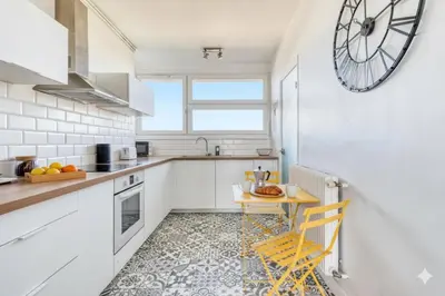 Cuisine ou kitchenette dans l'établissement Super 8 - 8 personnes - 4 chambres - idéal groupes et professionnels - parking - wifi