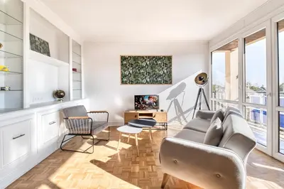 Télévision ou salle de divertissement dans l'établissement Super 8 - 8 personnes - 4 chambres - idéal groupes et professionnels - parking - wifi
