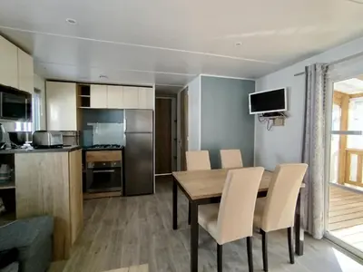 Cuisine ou kitchenette dans l'établissement Mobil-home 3 chambres