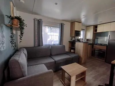 Cuisine ou kitchenette dans l'établissement Mobil-home 3 chambres