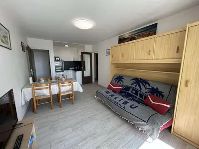 Coin salon dans l'établissement Appartement lumineux 2 pièces, proche plage, parking inclus - FR-1-224C-339
