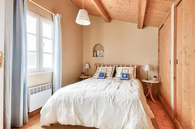 Un ou plusieurs lits dans un hébergement de l'établissement Maison pour 8 - 100 m de la plage - Jardin
