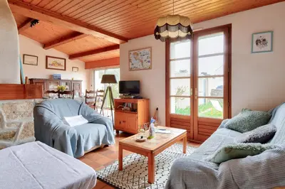 Télévision ou salle de divertissement dans l'établissement Maison avec jardin à 400m de la plage des Sableaux