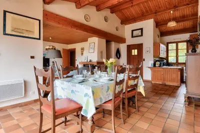 Cuisine ou kitchenette dans l'établissement Maison avec jardin à 400m de la plage des Sableaux